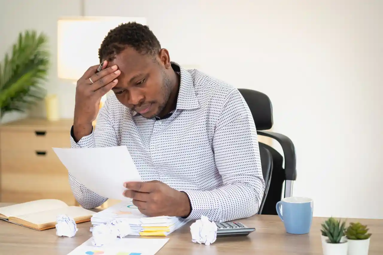 Homem Preocupado Com Financas da Sua Empresa Albimaquinas Comercio de Maquinas e Equipamentos